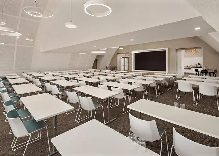 Hilton Garden Centre Hotell